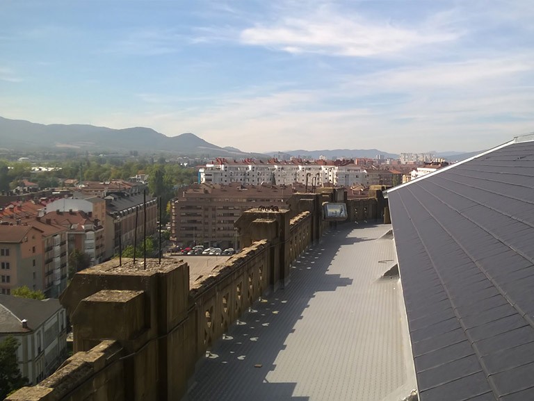 Cubierta inclinada rehabilitada – Catedral María Inmaculada, Madre de la Iglesia (Catedral Nueva)