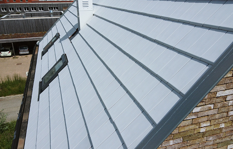 Teja Cerámica Plana Flat-10 en acabado Ártica