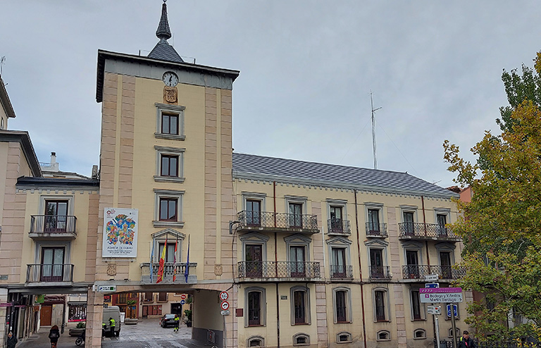 Rehabilitación energética: El Ayuntamiento de Aranda de Duero se renueva con tejas solares y un sistema de aislamiento térmico de vanguardia.