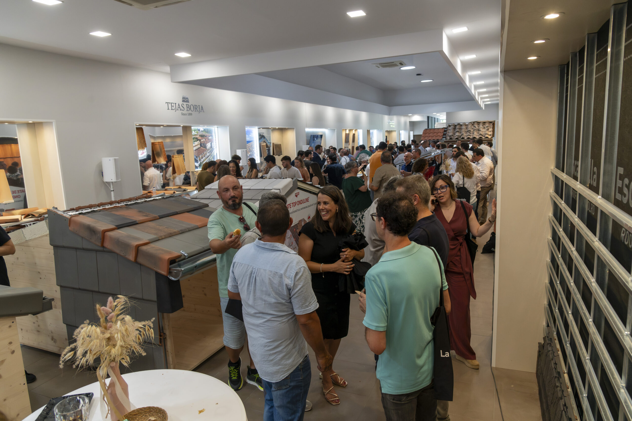 Nuevo showroom de cubierta inclinada junto a Delgado y Orea